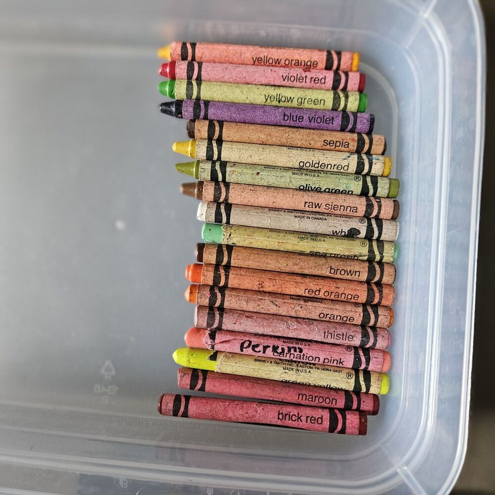18 Lot Crayola crayon colors: Raw Sienna, Thistle And Others discontinued Rare